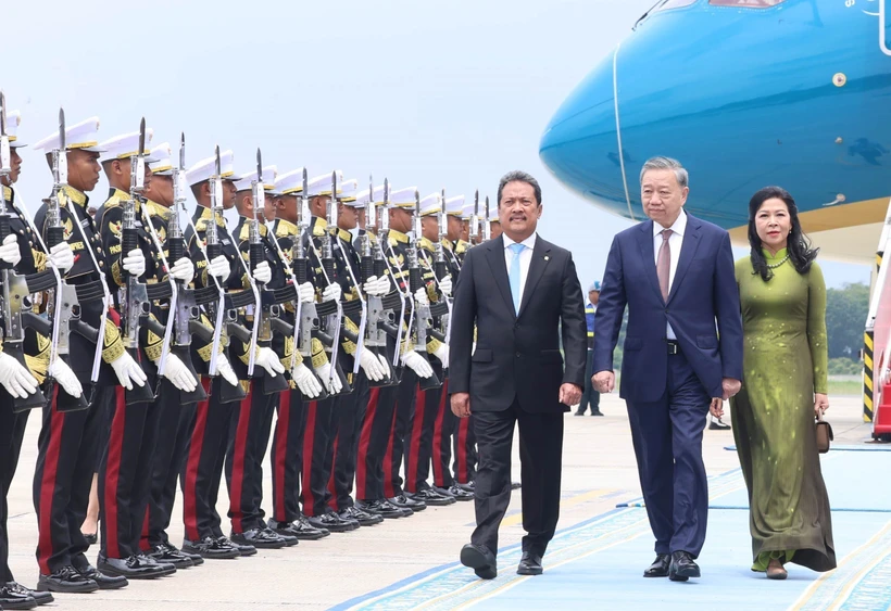 The welcome ceremony for Party General Secretary To Lam (centre) and his spouse Ngo Phuong Ly at Halim Perdanakusuma Airport in Jakarta on March 9 (Photo: VNA)