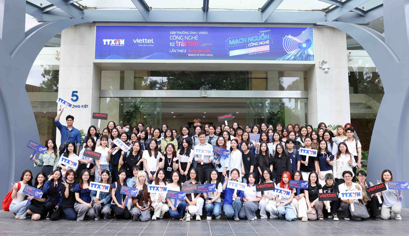 Students from the Academy of Journalism and Communication attend the symposium that highlights the heartbeat of tehnology as a source of happiness. (Photo: VNA)