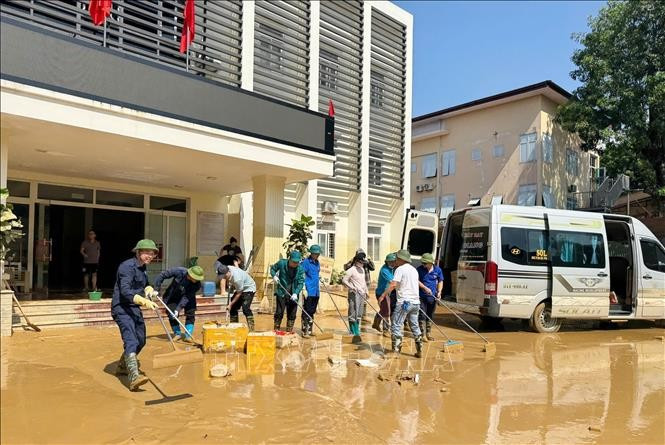 Volunteers clean up mud and debris after the flood at the headquarters of the Thai Nguyen Department of Health. (Photo: VNA)