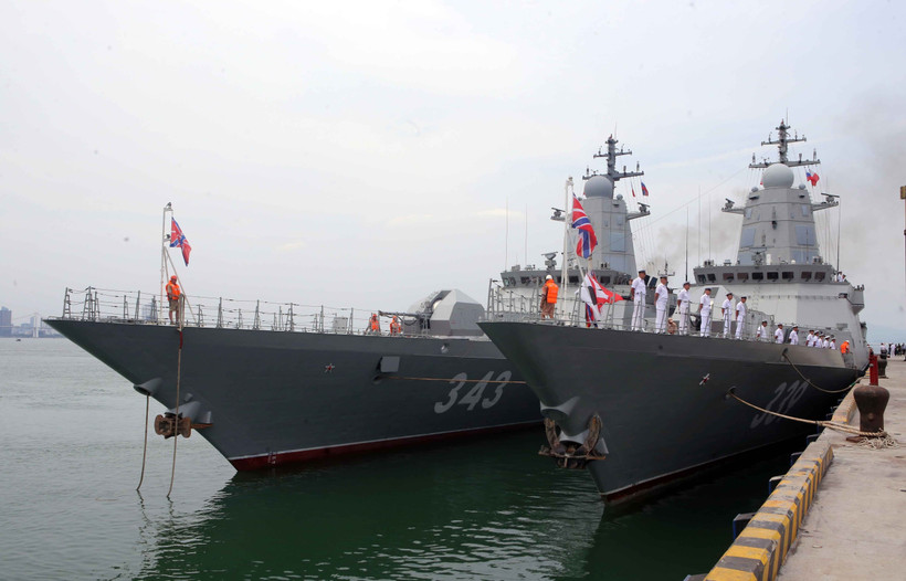 The corvettes Rezky and Hero of the Russian Federation Aldar Tsydenzhapov at Tien Sa port (Photo: VNA)