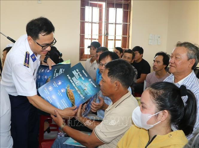The Command of Coast Guard Region 2 hands out the IUU fishing leaflets to fishermen to Quang Ngai province. (Photo: VNA)