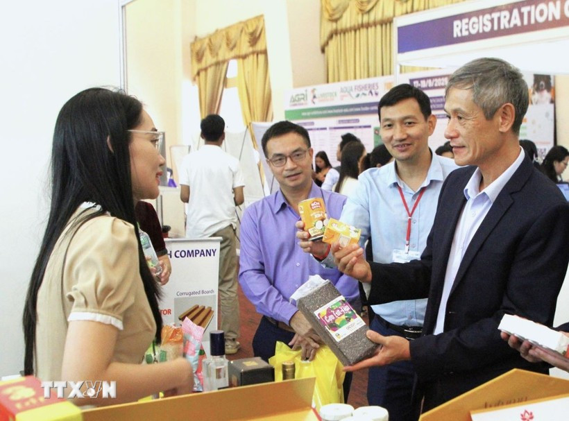 Vietnamese Ambassador to Cambodia Nguyen Minh Vu (R) visits a Vietnamese booth at the agricultural expo. (Photo: VNA)