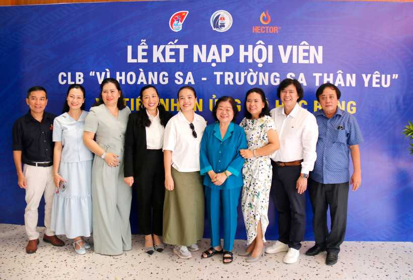 Former State Vice President Truong My Hoa (fourth from left) and representatives from Lavite Corporation. (Photo: VNA)