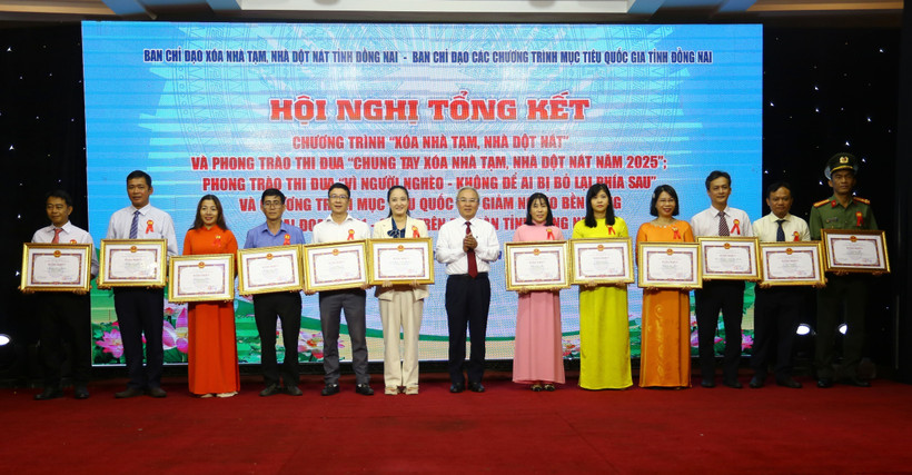 Individuals and organisations honoured for their standout contributions to the province's makeshift housing eradication and sustainable poverty reduction. (Photo: VNA)