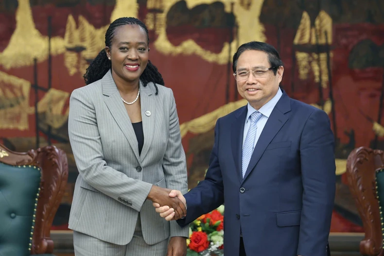 Prime Minister Pham Minh Chinh (R) receives Kenya's Cabinet Secretary for Defence Soipan Tuya in Hanoi on April 16. (Photo: VNA)