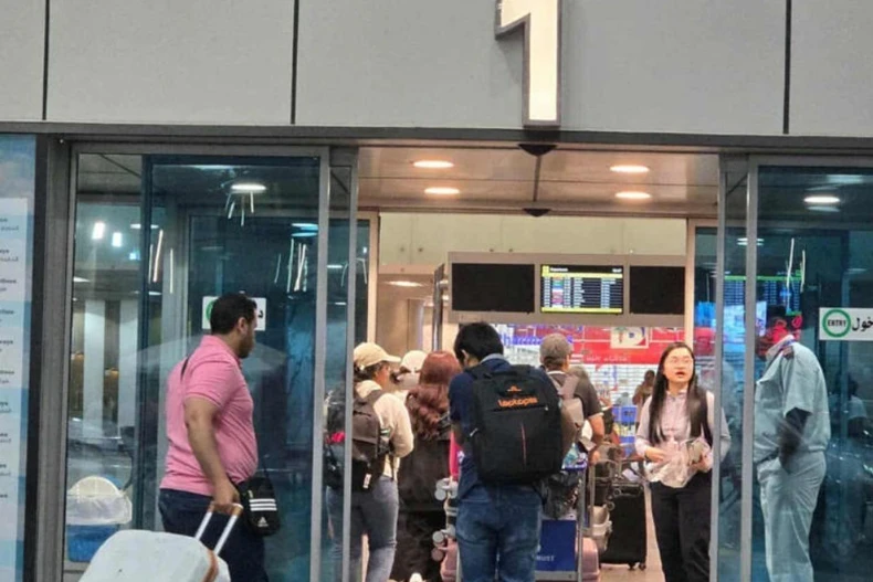 Vietnamese citizens enter the airport in Cairo (Egypt) to return home. (Photo: Vietnamese Embassy in Israel)
