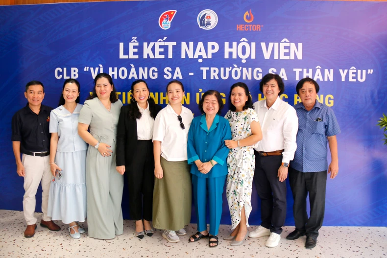 Former State Vice President Truong My Hoa (fourth from left) and representatives from Lavite Corporation. (Photo: VNA)