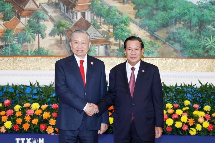 Party General Secretary To Lam (right) meets with Samdech Techo Hun Sen in Phnom Penh on February 6. (Photo: VNA)