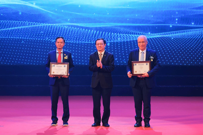 Minister of Science and Technology (MOST) Huynh Thanh Dat (centre) and award winners at the event (Photo: VNA)