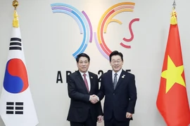 State leader holds talks with Korean President in Gyeongju city