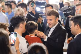 French President strolls through Hanoi’s Old Quarter