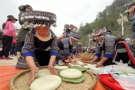 Pounding glutinous rice cake contest adds festive flair to Mu Cang Chai
