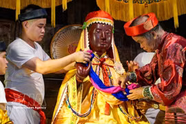 Ancient “Robing the Buddha” ritual preserved at Keo village festival in Hanoi