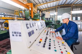  Vietnam’s economy accelerates toward year-end growth target