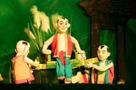Lively history lesson through puppet show "The Emperor with a Reed Flag"