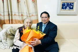 PM visits former Vice President Nguyen Thi Binh