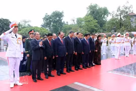 Party, State leaders pay tribute to President Ho Chi Minh on 51st anniversary of national reunification