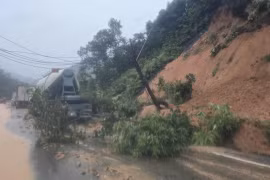 Floods, landslides threaten central Vietnam, cold spell hits north