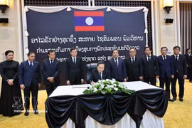 Vietnamese top legislator pays tribute to Lao National Assembly President