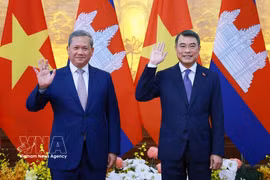 PM Le Minh Hung hosts official welcome ceremony for Cambodian counterpart