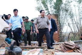 Prime Minister Pham Minh Chinh visits houses completely destroyed by floods in Phu Huu village, Hoa Thinh commune. Photo: VNA