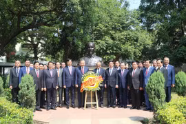 Vietnamese top leader lays wreaths at memorial sites in India