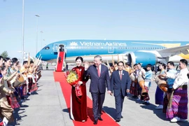 Party leader arrives in Vientiane, beginning State visit to Laos