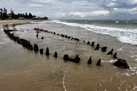 Typhoon exposes centuries-old shipwreck on Hoi An beach