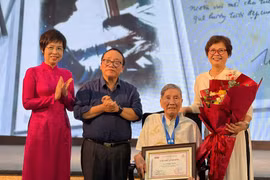 Veteran composer Pham Tuyen wins grand prize of De Men art awards