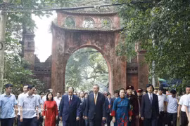 Leaders offer incense in tribute to Hung Kings
