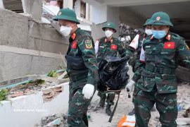 Vietnamese rescue forces recover victims from rubble in earthquake-hit Venezuela 