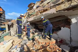 Vietnamese rescue team recovers first body in earthquake-hit Venezuela
