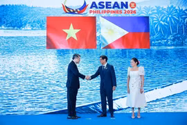 Philippine President Ferdinand Romualdez Marcos Jr., Chair of ASEAN 2026, welcomes Prime Minister Le Minh Hung to the 48th ASEAN Summit. (Photo: VNA)