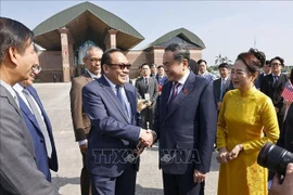 President of the Senate Dato' Awang Bemee Awang Ali Basah sees off National Assembly Chairman Tran Thanh Man and his spouse (Photo: VNA)