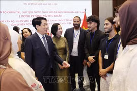 State President Luong Cuong, his spouse and overseas Vietnamese in Egypt. (Photo: VNA)