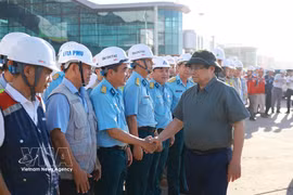 Prime Minister Pham Minh Chinh encourages and urges construction teams working on the Long Thanh International Airport project in Dong Nai province. (Photo: VNA)