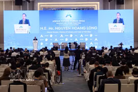Deputy Minister of Industry and Trade Nguyen Hoang Long addresses the session. (Photo: VNA)