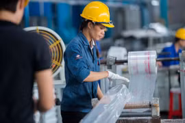 Many solutions on tax exemptions, fee waivers, and payment deferrals help ease difficulties for businesses (Photo: VNA)