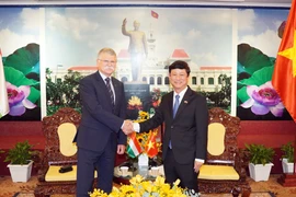Vice Secretary of the HCM City Party Committee and Chairman of the municipal People’s Council Vo Van Minh (R) meets Speaker of the Hungarian National Assembly László Kövér on October 18 (Photo: VNA)
