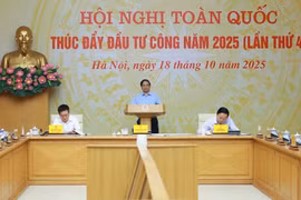 Prime Minister Pham Minh Chinh chairs a nationwide conference on October 18 on public investment promotion for 2025. (Photo: VNA)