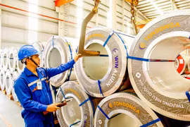 A worker checks information on product origin at Dong A steel factory (Photo: www.sggp.org.vn)