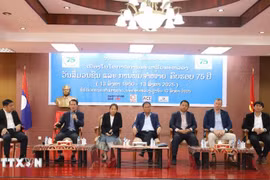 Bui Xuan Tu, head of its representative office in Laos (second from left) attends a scientific workshop on the role of journalism in the era of technology in Vientiane. (Photo: VNA)