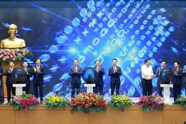 Prime Minister Pham Minh Chinh and delegates launch the national legal portal. (Photo: VNA)