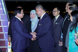 Malaysian Minister of Education Fadhlina Sidek and Malaysian Ambassador to Vietnam Dato’ Tan Yang Thai welcome Prime Minister Pham Minh Chinh at the airport. (Photo: VNA)
