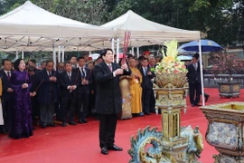 State President Luong Cuong offers incense at Ly Thai Tho Monument in Hanoi (Photo: VNA)