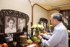 Party General Secretary, State President To Lam offers incense in tribute to former Prime Minister Vo Van Kiet. (Photo: VNA)