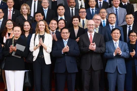 Prime Minister Pham Minh Chinh (3rd from left) and representatives from US businesses (Photo: VNA)