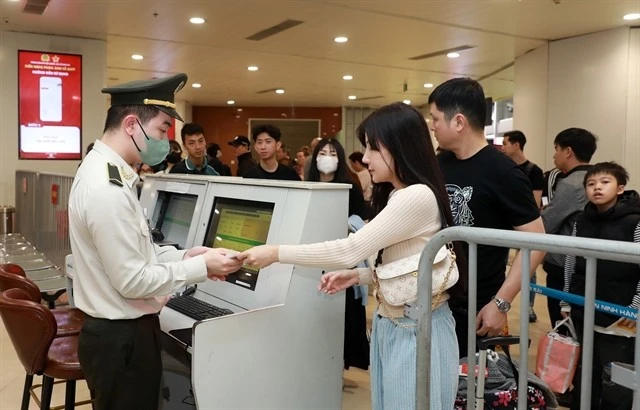 Security check before entering the boarding area at Noi Bai International Airport (Photo: VNA)