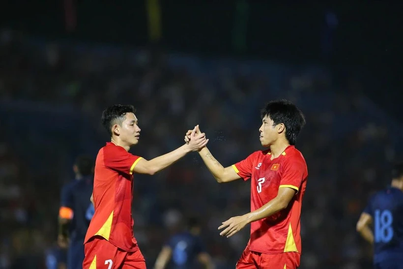 Nguyen Hai Long and Van Vi score goals for Vietnam in their 2-1 win over Cambodia in a friendly match on March 19. (Photo: thethaovanhoa.vn)