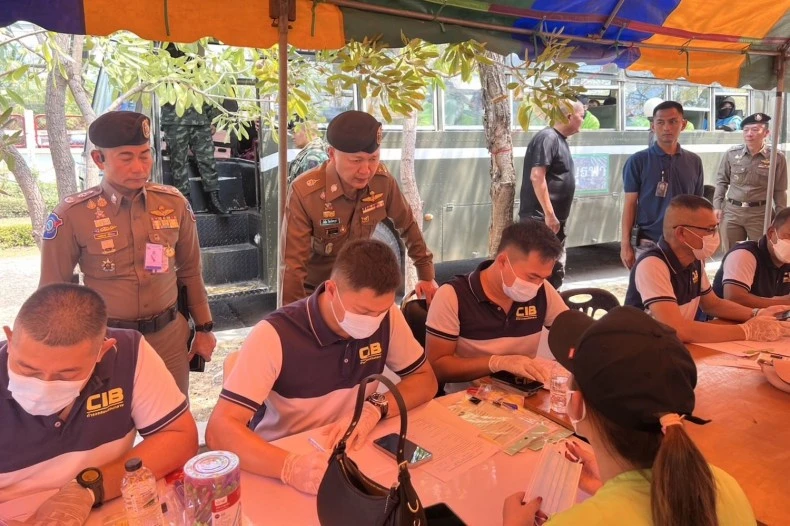 Thai police question Thai nationals handed over by Cambodia on March 1 in Aranyaprathet, across the border from Poipet. (Photo: bangkokpost)